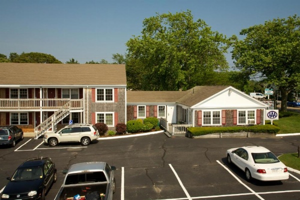 Holiday Hill Inn & Suites image 15