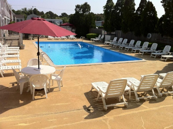 Holiday Hill Inn & Suites image 17